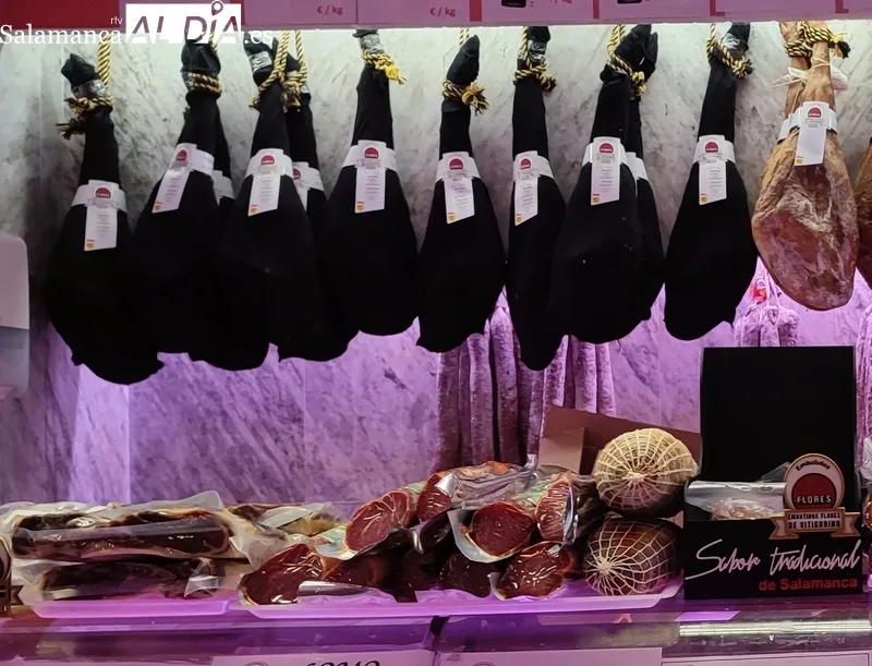Productos a la venta en la Carnicería Flores de Vitigudino / CORRAL
