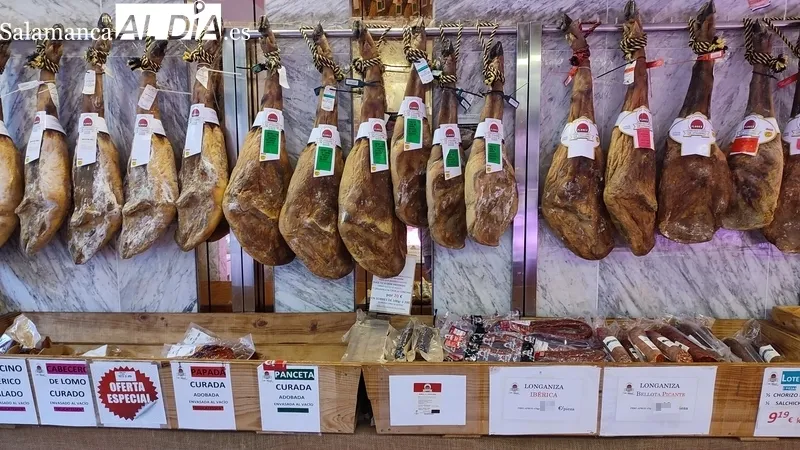 Productos a la venta en la Carnicería Flores de Vitigudino / CORRAL