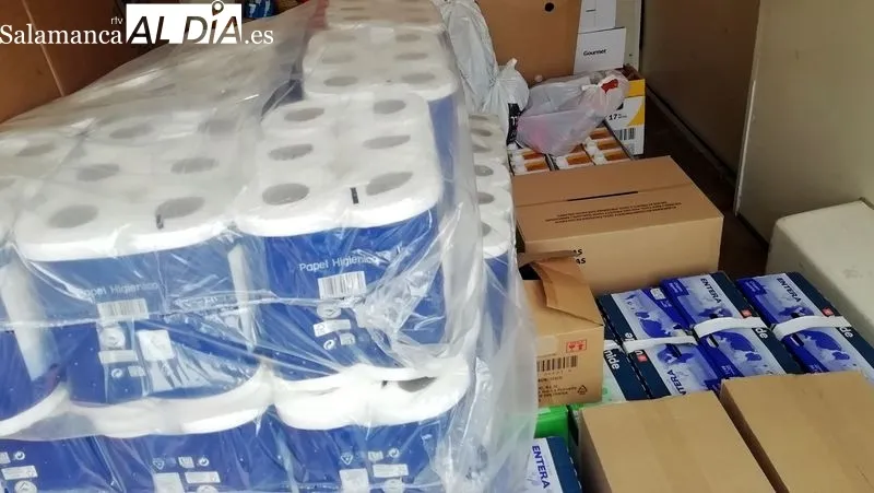Miembros del Banco de Alimentos y el presidente del club de senderismo en la entrega de productos