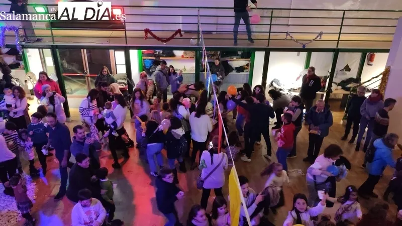 Foto 10 - El Mercado de Abastos de Vitigudino acoge una sonora Nochevieja infantil