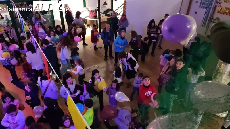 Foto 9 - El Mercado de Abastos de Vitigudino acoge una sonora Nochevieja infantil