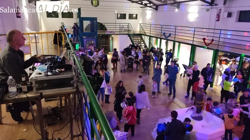 Foto 7 - El Mercado de Abastos de Vitigudino acoge una sonora Nochevieja infantil