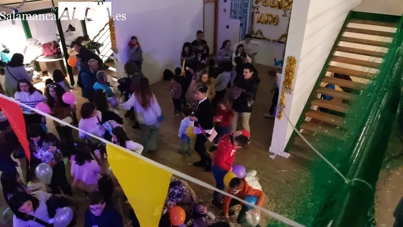 Foto 6 - El Mercado de Abastos de Vitigudino acoge una sonora Nochevieja infantil