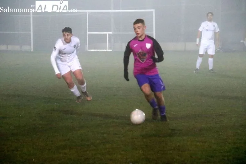 Foto 6 - El Aficionado del Alba de Tormes CF no puede con el colista (0-2)