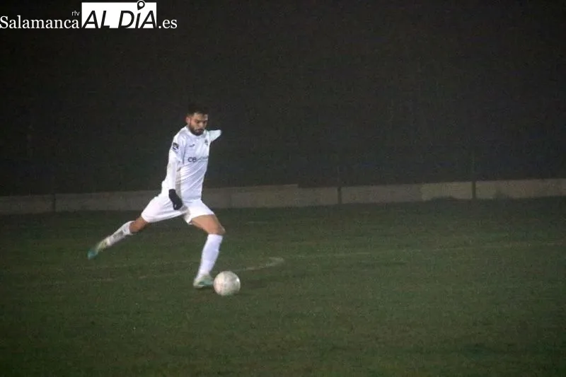 Foto 5 - El Aficionado del Alba de Tormes CF no puede con el colista (0-2)