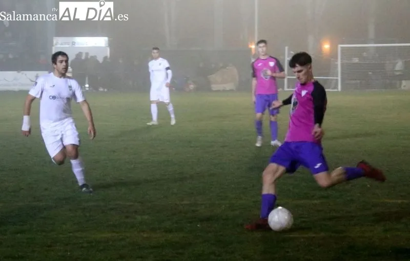 Foto 3 - El Aficionado del Alba de Tormes CF no puede con el colista (0-2)