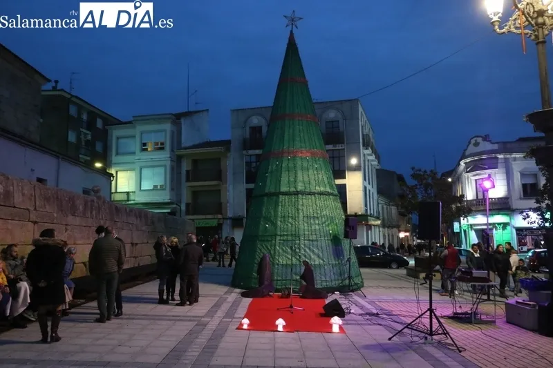 Foto 4 - Vitigudino se viste de Navidad con nueva iluminaci&oacute;n y la voz de Luc&iacute;a L&oacute;pez Marcos