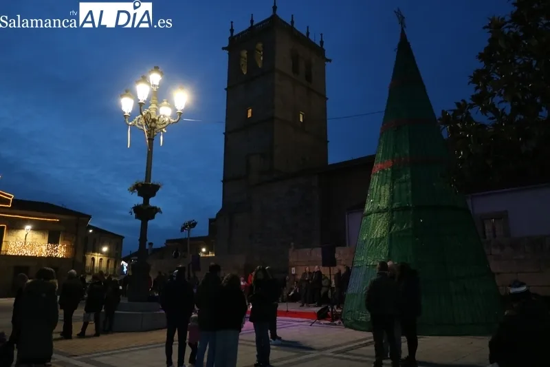 Foto 7 - Vitigudino se viste de Navidad con nueva iluminaci&oacute;n y la voz de Luc&iacute;a L&oacute;pez Marcos