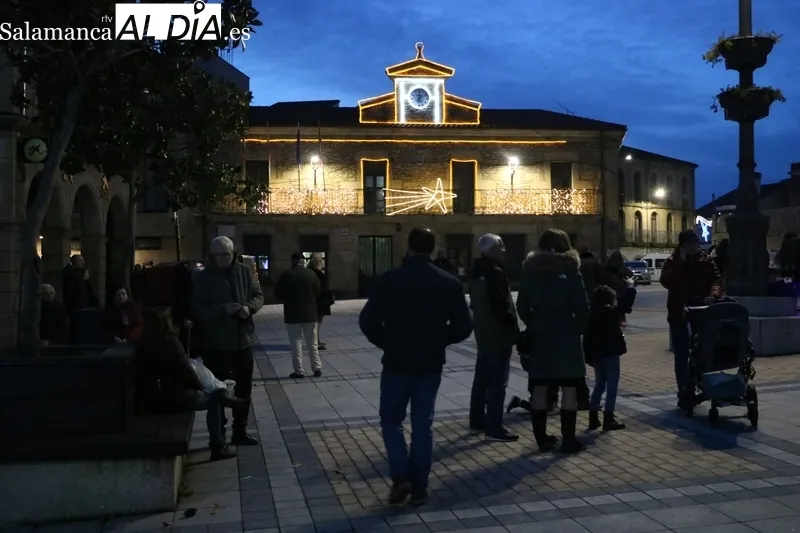 Foto 8 - Vitigudino se viste de Navidad con nueva iluminaci&oacute;n y la voz de Luc&iacute;a L&oacute;pez Marcos