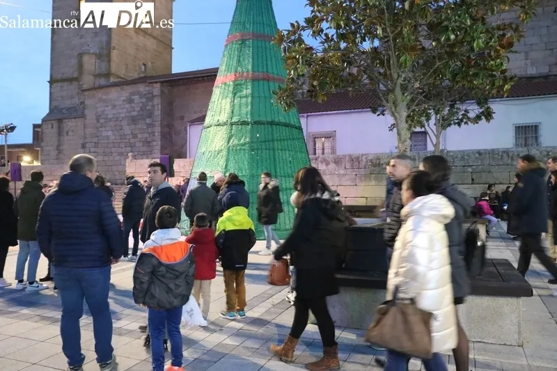 Foto 9 - Vitigudino se viste de Navidad con nueva iluminaci&oacute;n y la voz de Luc&iacute;a L&oacute;pez Marcos