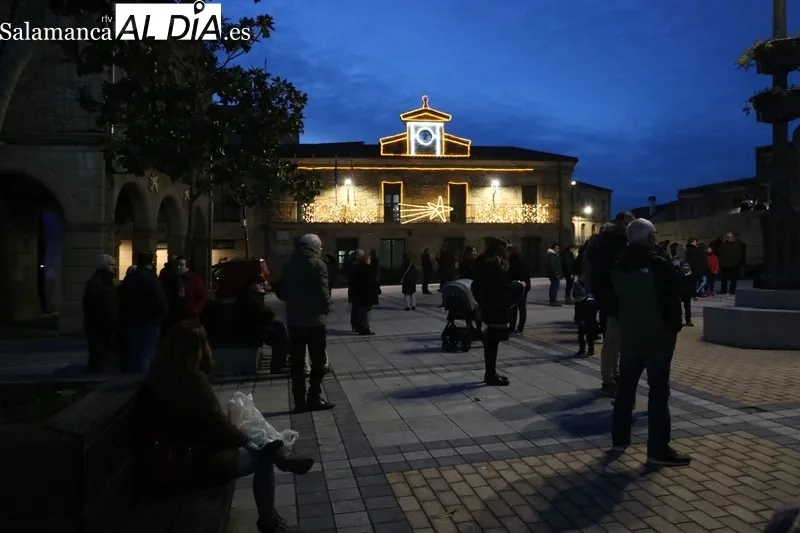 Foto 10 - Vitigudino se viste de Navidad con nueva iluminaci&oacute;n y la voz de Luc&iacute;a L&oacute;pez Marcos