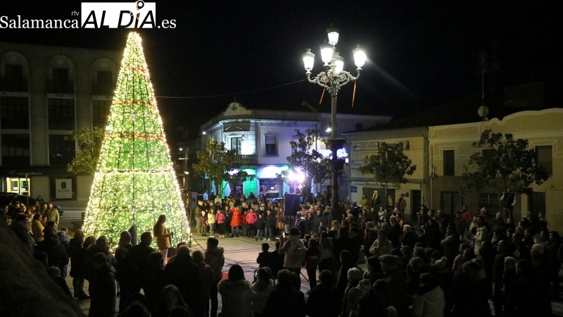 Foto 2 - Vitigudino se viste de Navidad con nueva iluminación y la voz de Lucía López Marcos