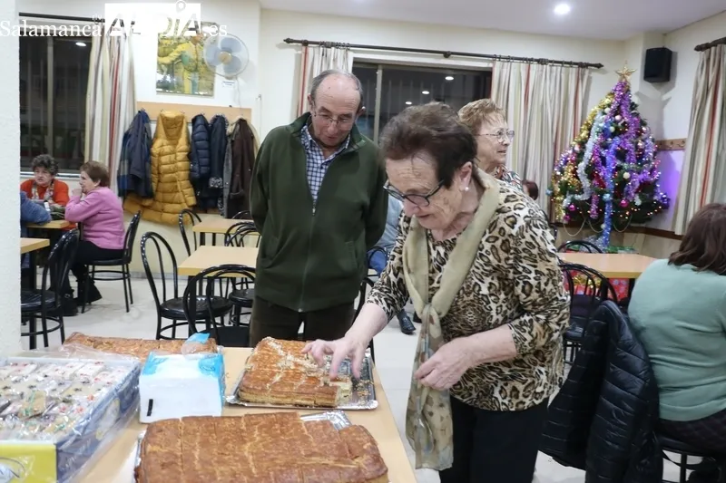 El público asistente llenó las mesas y pudo degustar empanada de distintos sabores / CORRAL