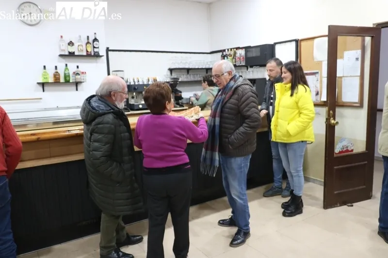 El público asistente llenó las mesas y pudo degustar empanada de distintos sabores / CORRAL