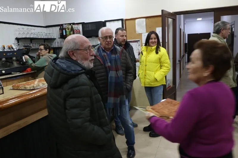 El público asistente llenó las mesas y pudo degustar empanada de distintos sabores / CORRAL