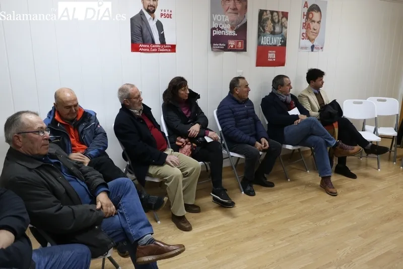 Reunión de David Serrada con los responsable de las agrupaciones socialistas que se reparten por la comarca de Vitigudino / CORRAL 