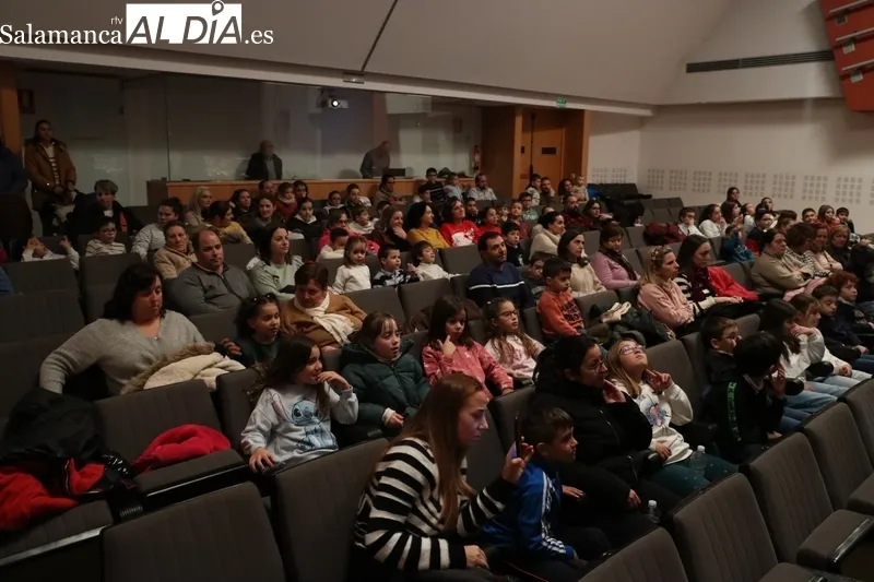 Fiesta de Navidad organizada por la Asociación de Madres y Padres del colegio de Vitigudino / CORRAL