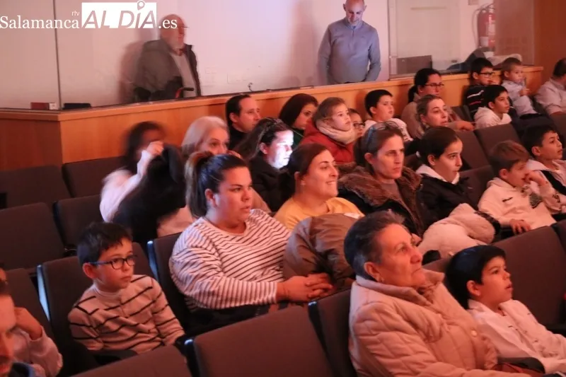 Fiesta de Navidad organizada por la Asociación de Madres y Padres del colegio de Vitigudino / CORRAL