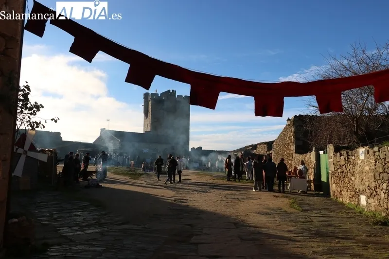 Foto 2 - Gran ambiente navide&ntilde;o en San Felices de los Gallegos con una nueva escenificaci&oacute;n del bel&eacute;n viviente