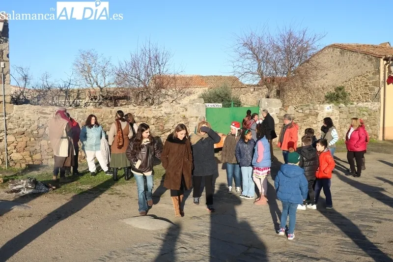 Foto 3 - Gran ambiente navide&ntilde;o en San Felices de los Gallegos con una nueva escenificaci&oacute;n del bel&eacute;n viviente