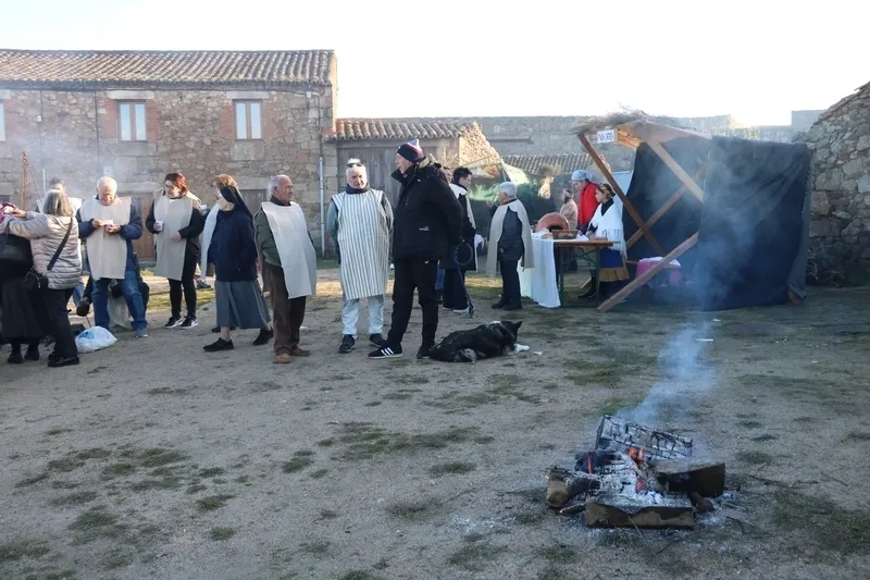 Foto 8 - Gran ambiente navide&ntilde;o en San Felices de los Gallegos con una nueva escenificaci&oacute;n del bel&eacute;n viviente