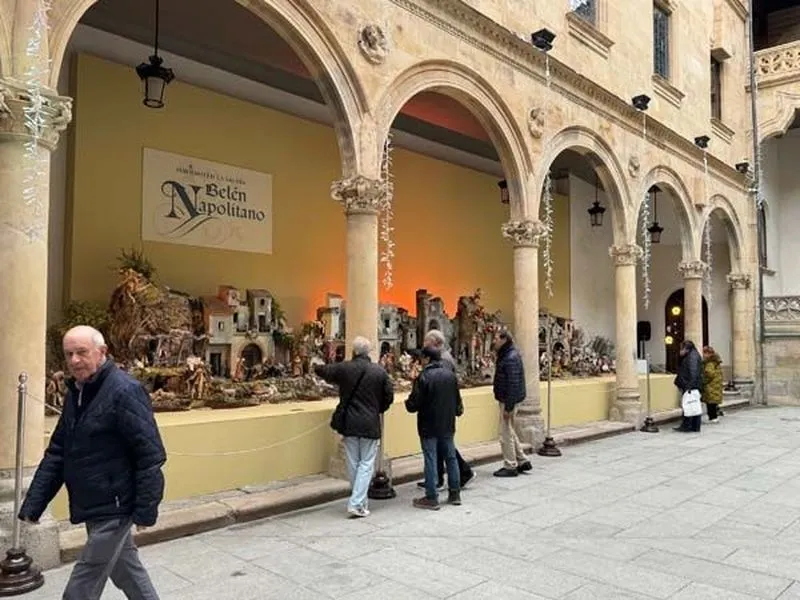Belén Napolitano y decoración navideña en el patio del Palacio de La Salina