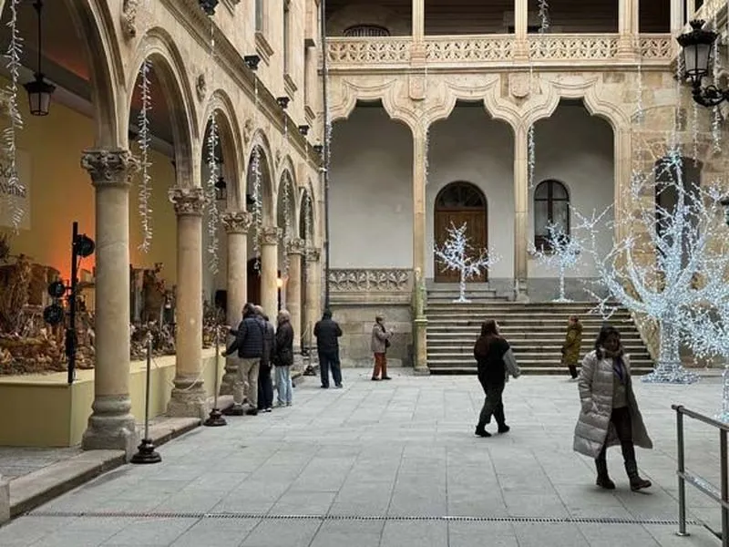 Belén Napolitano y decoración navideña en el patio del Palacio de La Salina