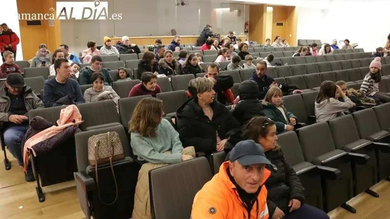 Foto 3 - Peque&ntilde;os y mayores disfrutan en Vitigudino con el espect&aacute;culo de ventrilomagia del Mago Lossar
