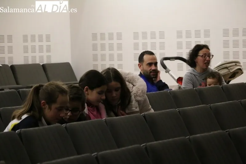 Foto 4 - Peque&ntilde;os y mayores disfrutan en Vitigudino con el espect&aacute;culo de ventrilomagia del Mago Lossar