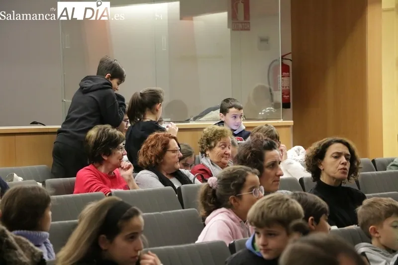 Foto 5 - Peque&ntilde;os y mayores disfrutan en Vitigudino con el espect&aacute;culo de ventrilomagia del Mago Lossar