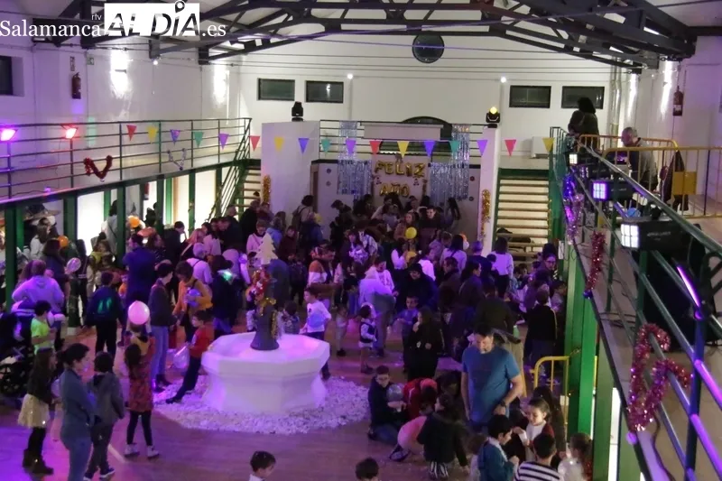 Foto 5 - El Mercado de Abastos de Vitigudino acoge una sonora Nochevieja infantil
