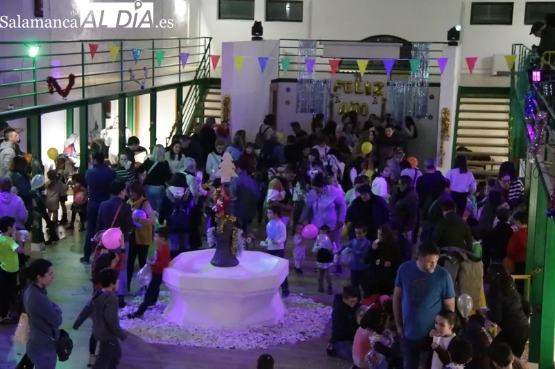 Foto 4 - El Mercado de Abastos de Vitigudino acoge una sonora Nochevieja infantil