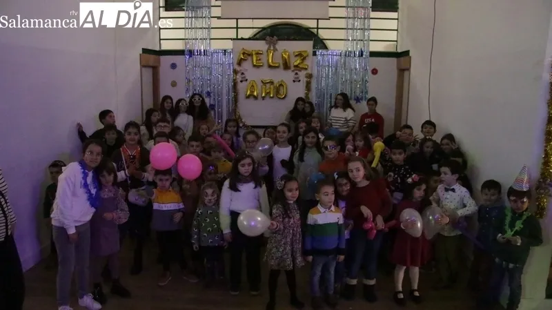 Foto 3 - El Mercado de Abastos de Vitigudino acoge una sonora Nochevieja infantil