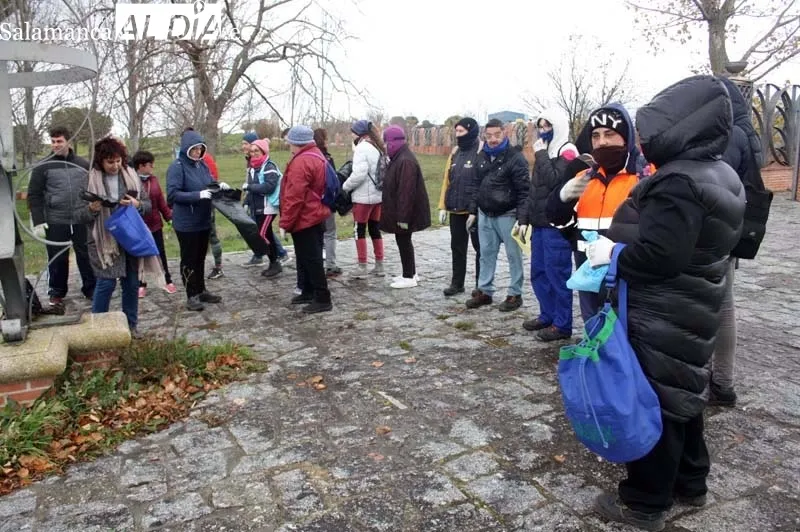 Peñaranda acogía este lunes una nueva edición del proyecto 'Libera, unidos contra la basuraleza' en el parque El Inestal