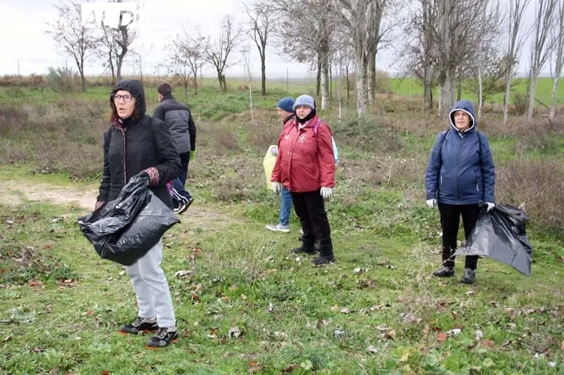 Peñaranda acogía este lunes una nueva edición del proyecto 'Libera, unidos contra la basuraleza' en el parque El Inestal