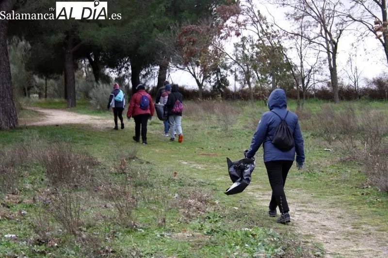 Peñaranda acogía este lunes una nueva edición del proyecto 'Libera, unidos contra la basuraleza' en el parque El Inestal