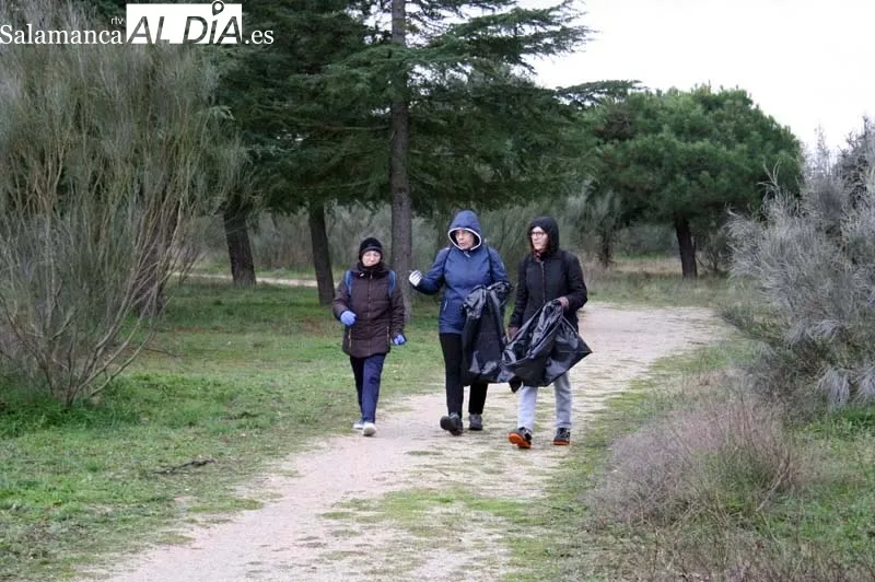 Peñaranda acogía este lunes una nueva edición del proyecto 'Libera, unidos contra la basuraleza' en el parque El Inestal