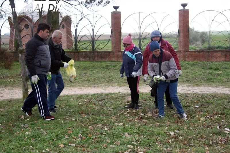Peñaranda acogía este lunes una nueva edición del proyecto 'Libera, unidos contra la basuraleza' en el parque El Inestal