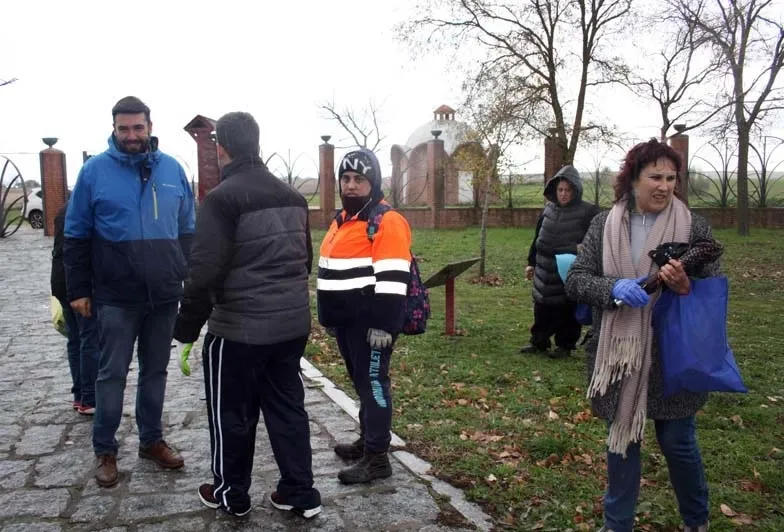 Peñaranda acogía este lunes una nueva edición del proyecto 'Libera, unidos contra la basuraleza' en el parque El Inestal