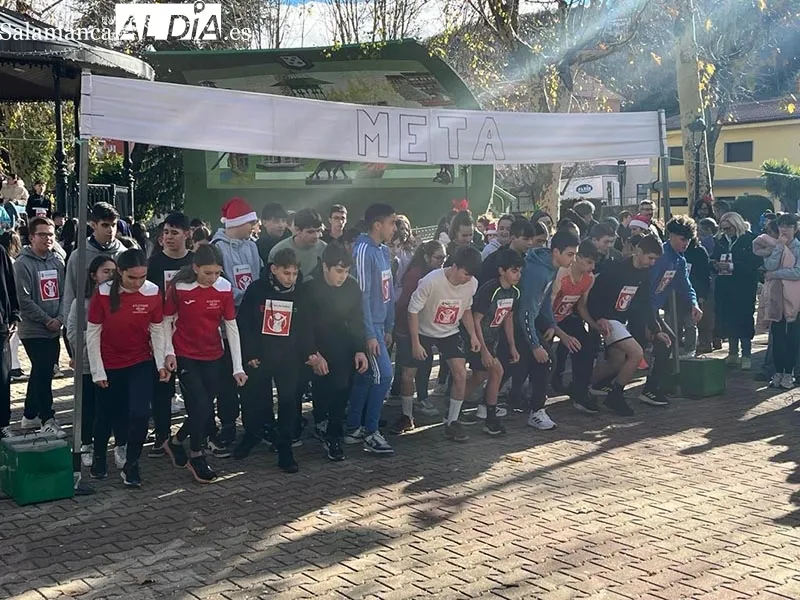 Foto 2 - M&aacute;s de 300 corredores impulsan la solidaridad de los institutos de la ciudad de B&eacute;jar