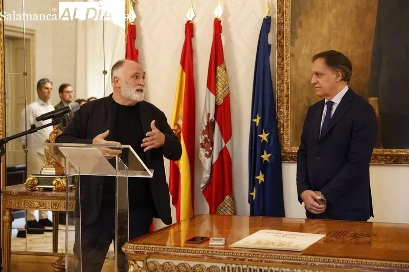 El alcalde de Salamanca, Carlos García Carbayo, ha entregado esta mañana el título de Huésped Distinguido de la ciudad al chef José Andrés. Foto de David Sañudo