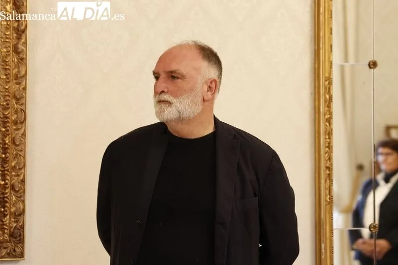 El alcalde de Salamanca, Carlos García Carbayo, ha entregado esta mañana el título de Huésped Distinguido de la ciudad al chef José Andrés. Foto de David Sañudo