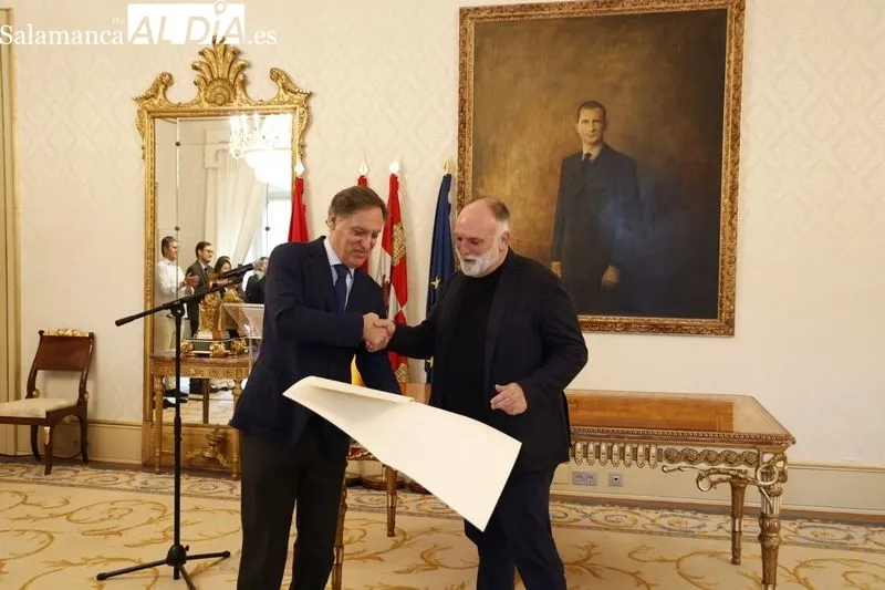 El alcalde de Salamanca, Carlos García Carbayo, ha entregado esta mañana el título de Huésped Distinguido de la ciudad al chef José Andrés. Foto de David Sañudo