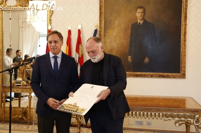 El alcalde de Salamanca, Carlos García Carbayo, ha entregado esta mañana el título de Huésped Distinguido de la ciudad al chef José Andrés. Foto de David Sañudo