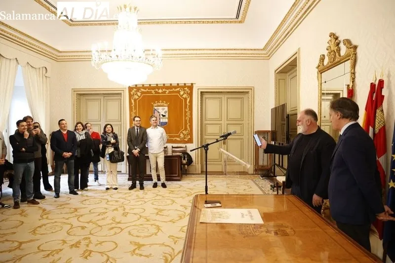 El alcalde de Salamanca, Carlos García Carbayo, ha entregado esta mañana el título de Huésped Distinguido de la ciudad al chef José Andrés. Foto de David Sañudo