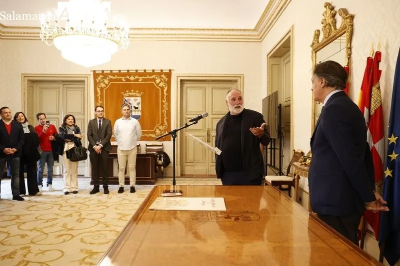 El alcalde de Salamanca, Carlos García Carbayo, ha entregado esta mañana el título de Huésped Distinguido de la ciudad al chef José Andrés. Foto de David Sañudo