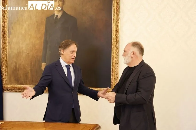 El alcalde de Salamanca, Carlos García Carbayo, ha entregado esta mañana el título de Huésped Distinguido de la ciudad al chef José Andrés. Foto de David Sañudo