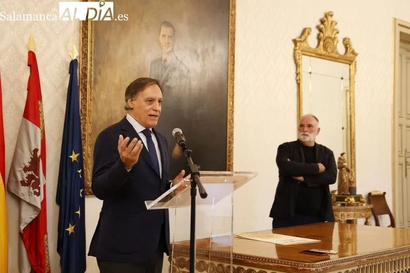 El alcalde de Salamanca, Carlos García Carbayo, ha entregado esta mañana el título de Huésped Distinguido de la ciudad al chef José Andrés. Foto de David Sañudo