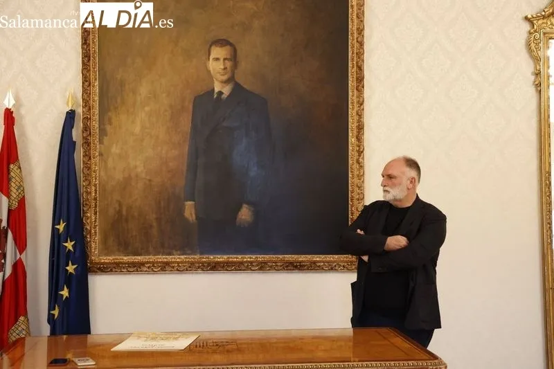 El alcalde de Salamanca, Carlos García Carbayo, ha entregado esta mañana el título de Huésped Distinguido de la ciudad al chef José Andrés. Foto de David Sañudo