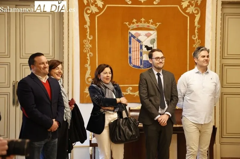 El alcalde de Salamanca, Carlos García Carbayo, ha entregado esta mañana el título de Huésped Distinguido de la ciudad al chef José Andrés. Foto de David Sañudo